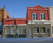 Façade principale - de l'ouest du bâtiment du Carberry News Express, Carberry, 2007; Historic Resources Branch, Manitoba Culture, Heritage, Tourism and Sport, 2007