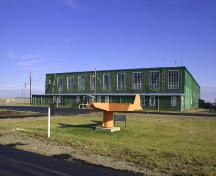 Vue d'ensemble - de l'ouest du hangar du Programme d'entraînement du Commonwealth, région de Brandon, 2005; Historic Resources Branch, Manitoba Culture, Heritage, Tourism and Sport, 2005