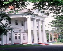 Détail de l'Hôtel du Gouverneur, qui montre le portique à colonnes de double hauteur agrémentant l’entrée centrale, 1995.; Parks Canada Agency / Agence Parcs Canada, J. Butterhill, 1995.