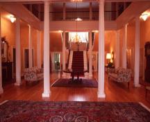 Vue de l'intérieur de l'Hôtel du Gouverneur, qui montre le hall central et le grand escalier, 1995.; Parks Canada Agency / Agence Parcs Canada, J. Butterhill, 1995.