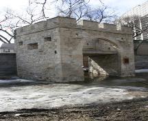 Vue du nord-est de la porte de l'Upper Fort Garry, Winnipeg, 2005; Historic Resources Branch, Manitoba Culture, Heritage, Tourism and Sport, 2005