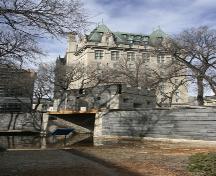 Contextual view, from the southeast, of Upper Fort Garry Gate, and in the background of the Fort Garry Hotel, Winnipeg, 2005; Historic Resources Branch, Manitoba Culture, Heritage, Tourism and Sport, 2005