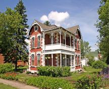 Façades principales - du sud-est de la maison White, Carberry, 2006; Historic Resources Branch, Manitoba Culture, Heritage, Tourism and Sport, 2006