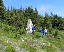 Vue générale du Débarquement de Wolfe, qui montre sa situation en milieu rural, dans une région onduleuse et herbeuse, 2005.; Parks Canada Agency / Agence Parcs Canada, David Henderson, 2005.
