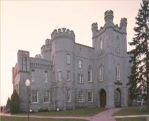 Vue générale du palais de justice du comté de Middlesex, qui montre sa construction en brique pleine avec une finition lisse en stucco.; Parks Canada Agency / Agence Parcs Canada.