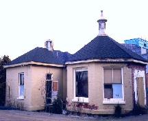Vue générale du Pemberton Memorial Operating Room qui montre son extérieur en brique, 2001.; Parks Canada/Parcs Canada, 2001