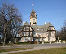 Façade principale - du sud-ouest du pavillon du parc Assiniboine, Winnipeg, 2006; Historic Resources Branch, Manitoba Culture, Heritage, Tourism and Sport, 2006