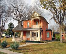 Façade princpale - du sud-est de la maison Hay, Killarney, 2006; Historic Resources Branch, Manitoba Culture, Heritage, Tourism and Sport, 2006