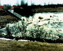 Vue générale de l’ouvrage de régulation de la sortie du canal, une partie du canal de dérivation de la rivière Rouge, 1997.; Parks Canada Agency / Agence Parcs Canada, Richard Stuart, 1997.