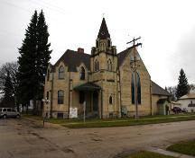 Façades principales - du nord-est de l'église unie de Carman, Carman, 2005; Historic Resources Branch, Manitoba Culture, Heritage and Tourism, 2005
