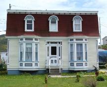 View of the front facade of the Gorman/Hynes House, Harbour Breton, NL.; Doug Wells 2009