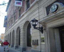 Of note are the arched voussoirs and keystones above the first-storey windows.; Martina Braunstein, 2007.