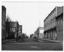Image d'archives du sud, montrant la qualité initiale et l'état du centre-ville historique de Carberry,district patrimonial, Carberry, aux environ de 1925.; Historic Resources Branch, Manitoba Culture, Heritage, Tourism and Sport, 2007 Courtesy Carberry Plains Archives, 1925