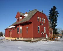 Façades principales - du sud-est de l'ancienne gare de la Northern Pacific and Manitoba Railway Station à Miami, Miami, 2009; Historic Resources Branch, Manitoba Culture, Heritage, Tourism and Sport, 2009