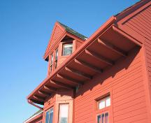 Lucarne et parenthèses (détail) de l'ancienne gare de la Northern Pacific and Manitoba Railway Station à Miami, Miami, 2009; Historic Resources Branch, Manitoba Culture, Heritage, Tourism and Sport, 2009