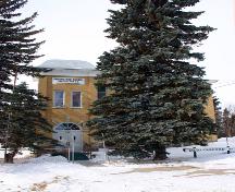 Vue de la façade principale de l'école regroupée Darlingford, Darlingford, 2005; Historic Resources Branch, Manitoba Culture, Heritage, Tourism and Sport, 2005