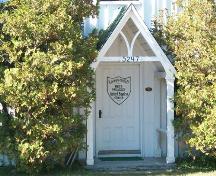 Evergreen United Baptist Church, West Paradise, N.S., central doorway with pedimented portico, 2009.; Heritage Division, NS Dept. of Tourism, Culture and Heritage, 2009
