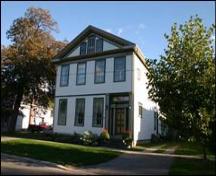 Of note is the symmetrical placement of windows on the façade.; Ministry of Culture, 2007.