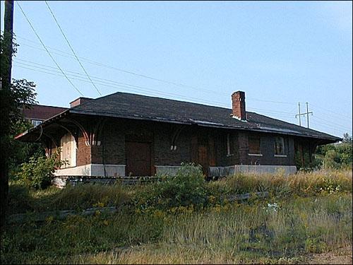 Vue de l'édifice avec son toit en croupe  