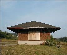 Cette image montre la gare à un étage construit en brique rouge érigée sur une fondation en béton.; PNB 2005