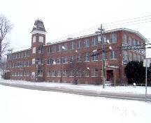 Élévation avant vue en angle du nord-est; City of Fredericton