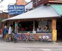 Photo of a cafe at the corner Baldwin Street and Augusta Avenue at the Kensington Market National Historic Site of Canada, 2004.; Agence Parcs Canada / Parks Canada Agency, Michel Pelletier, 2004.