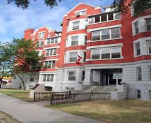 Façade principale - du sud-est des appartements Roslyn Court, Winnipeg, 2006; Historic Resources Branch, Manitoba Culture, Heritage, Tourism and Sport, 2006