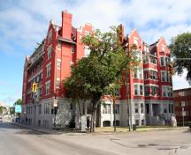 Vue d'ensemble - du sud-ouest des appartements Roslyn Court, Winnipeg, 2006; Historic Resources Branch, Manitoba Culture, Heritage, Tourism and Sport, 2006