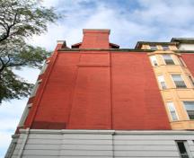 Mur (détails) des appartements Roslyn Court, Winnipeg, 2006; Historic Resources Branch, Manitoba Culture, Heritage, Tourism and Sport, 2006