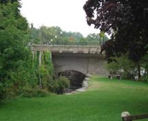 Of note is the race's passage under the small arch of the Victoria Bridge.; Martina Braunstein, 2007.