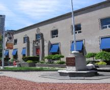 ’Vue détaillée de la Tarverne de Montgomery, qui montre l’emplacement de la plaque de la Commission des lieux et monuments historiques du Canada, 2006.; Parks Canada Agency / Agence Parcs Canada, 2006.
