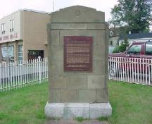 Vue générale de l’Académie de Pictou, marqué d’une plaque et un cairn, situé au coin des rues Church et Willow.; Parks Canada Agency / Agence Parcs Canada, 2007.