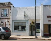 Façade principale - de l'est du magasin Switzer's Red and White, Carberry, 2008; Historic Resources Branch, Manitoba Culture, Heritage and Tourism, 2008