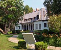 Vue générale du musée Stephen Leacock, qui montre la maison de 1928, 2003.; Parks Canada Agency / Agence Parcs Canada, 2003.