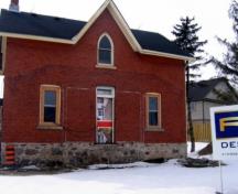 Of note is the rectangular transom above the entranceway.; Mary Tivy, 2008.