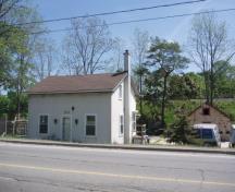 Of note is the close proximity between house and outbuilding.; Chelsey Tyers, 2008.