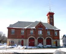 Façade principale - de l'est de la caserne de pompiers de Saint-Vital, Winnipeg, 2007; Historic Resources Branch, Manitoba Culture, Heritage and Tourism, 2007