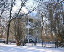 Vue d'ensemble - du nord-est de la maison Caron, Winnipeg, 2007; Historic Resources Branch, Manitoba Culture, Heritage and Tourism, 2007