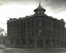 D’abord une succursale de la Merchants' Bank of Halifax, l’édifice de la Banque Royale a été orienté avec son entrée principale sur le coin des rues Principale et Alma pour encourager les piétons à fréquenter l’établissement. ; Moncton Museum