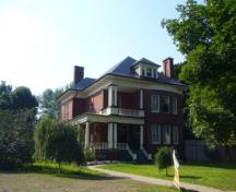 Of note is the shallow curved two storey bay window.; Kirsten Pries, 2008.