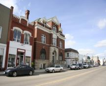 Vue d'ensemble - du sud-est de l'ancienne Banque de Montréal, Carberry, 2007; Historic Resources Branch, Manitoba Culture, Heritage and Tourism, 2007