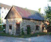 Featured is the one storey random course stone outbuilding.; City of Mississauga, 2007.