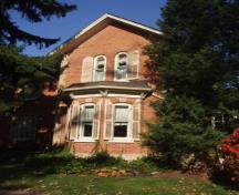 Of note is the bay window and Italianate paired windows on the second storey.; Martha Fallis, 2008.