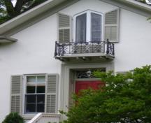 Of note is the central entrance with transom and triangular headed second storey window.; Kirsten Pries, 2008.