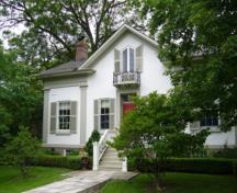 Of note is the symmetrical facade and pilasters.; Kirsten Pries, 2008.