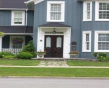 Of note is the Italianate entrance with transom and pilasters.; Kirsten Pries, 2008.