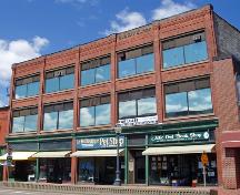 Toujours un emplacement commercial viable, la façade sud du Subway Block donne sur la rue Principale de Moncton.; Moncton Museum