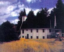 Vue du bâtiment de l'église à Yuquot.; Parks Canada/Parcs Canada, 1997