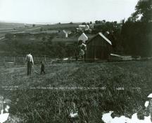 Vue historique de l'arrondissement rural historique de Grand-Pré, qui montre la topographie légèrement vallonnée.; Parks Canada Agency / Agence Parcs Canada.