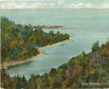 Cette image est une une ancienne carte postale colorée montrant l'étang de Dark Harbour de la côte est et regardant vers l'ouest. Les falaises escarpées et l'étang avec sa digue sont visibles.; Grand Manan Archives